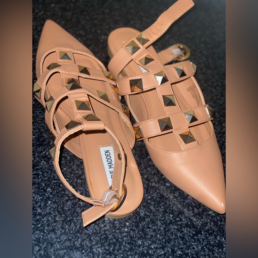 Steve Madden pointy toed flats size 9.5. Tiny scuff in front